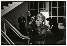 108159 Afbeelding van een dame die haar lippen stift in de foyer van de Stadsschouwburg (Lucasbolwerk 24) te Utrecht, ...